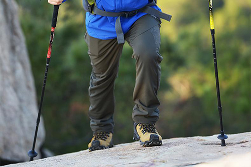 碳纤维登山杖比铝合金登山杖好吗?